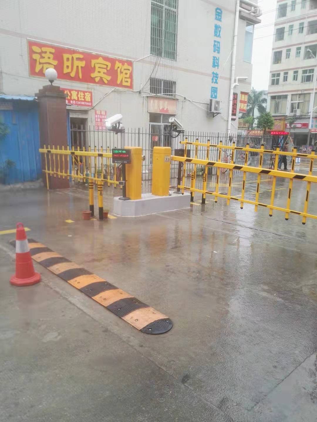 南头智能停车场设备安装厂家致电海峰/小区出入口自动收费系统终身维护