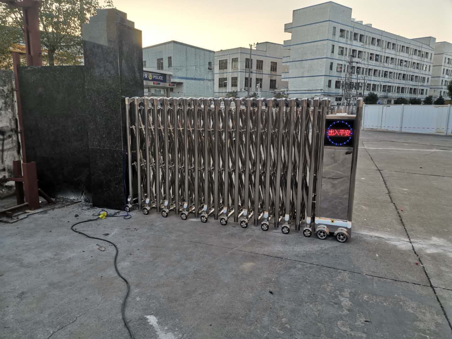 海峰为您讲解伸缩门防爬功能的安装调试和维护