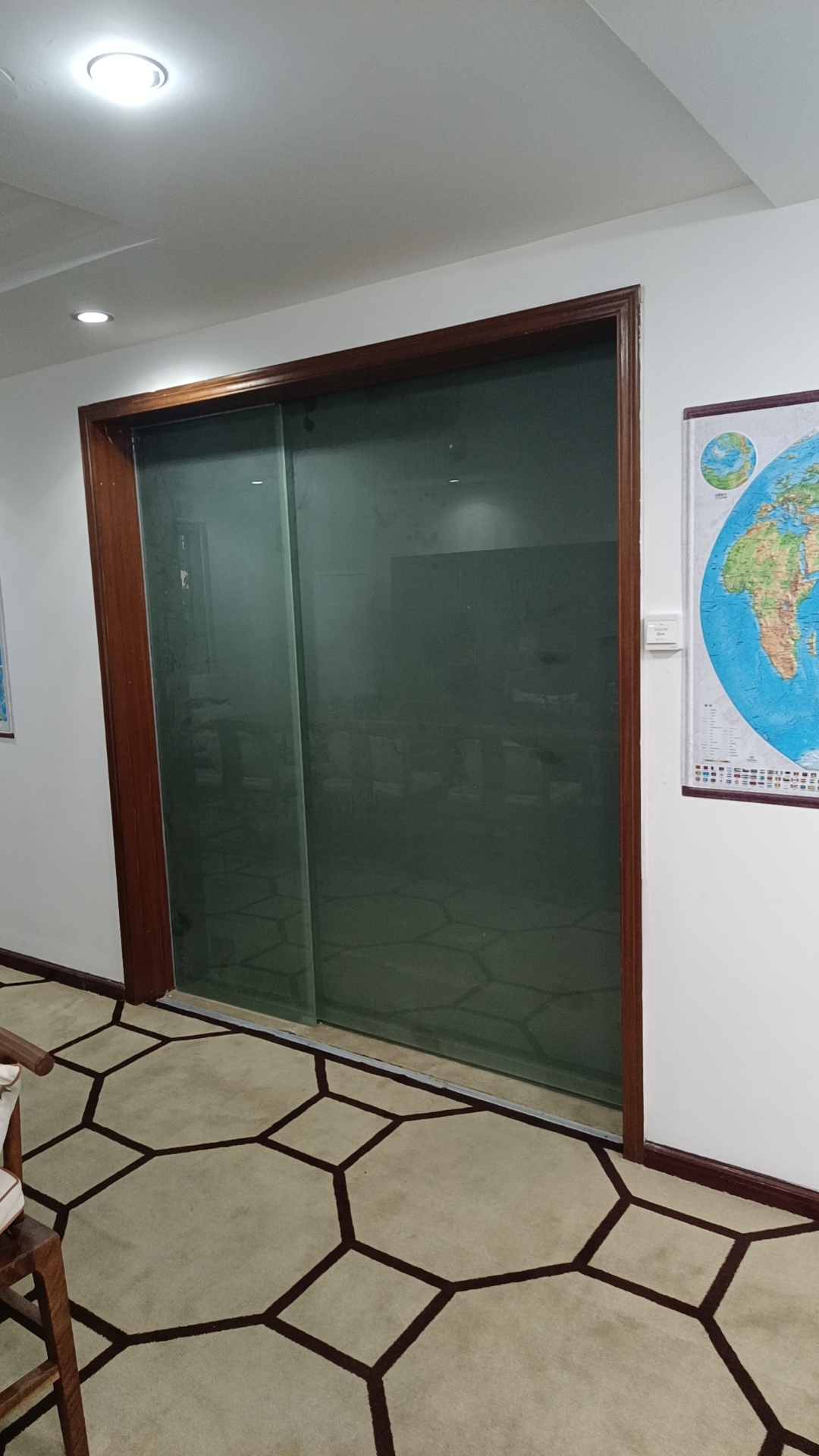 Shajing factory replacement of automatic door frosted glass completed