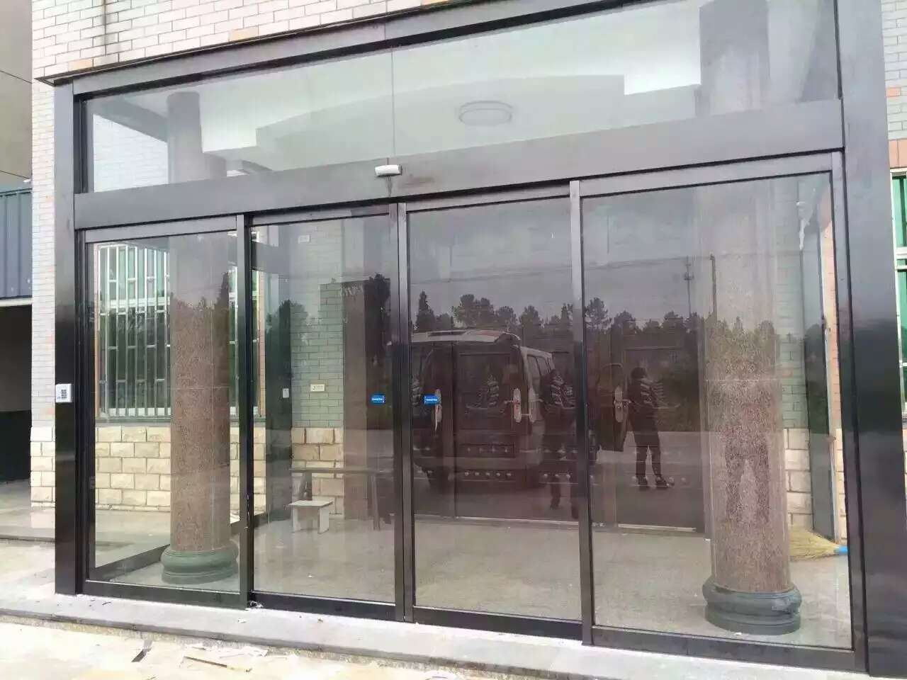 东莞寮步安装调试自动玻璃门交付使用海峰自动门