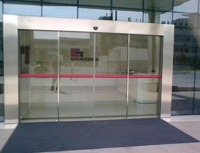 Must the glass of an automatic door be tempered